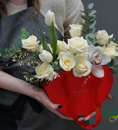 Cutie-inimă cu trandafiri albi foto 394x433